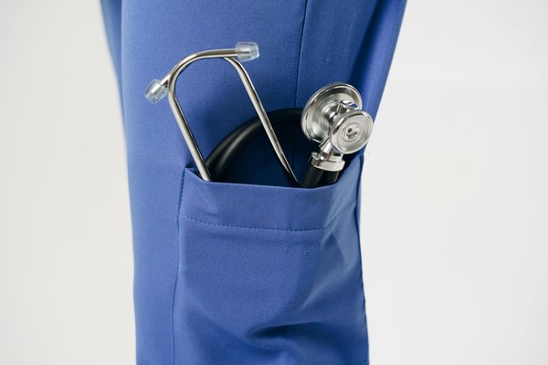 Comment identifier les signes précurseurs d'un AVC et que faire en cas d'urgence ?